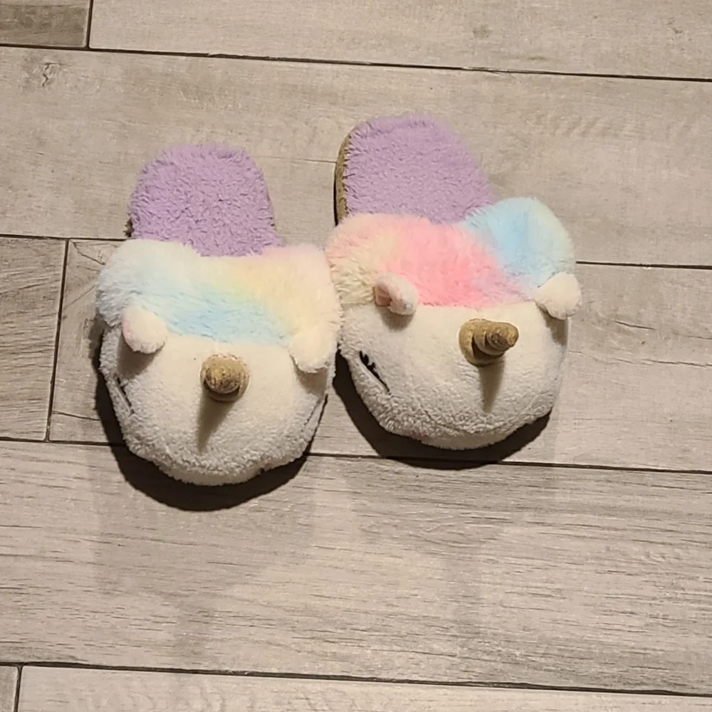 🐣Fuzzy rainbow unicorn slippers🧋 💫 🎠 🌸 🍀☃️🦋🐯🐠🍬🍿🍕🐬